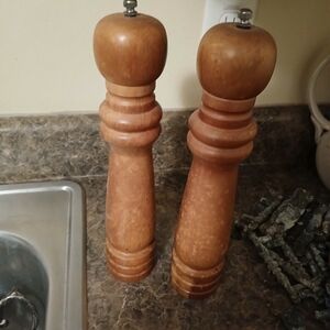 ANTIQUE SALT AND PEPPER GRINDER